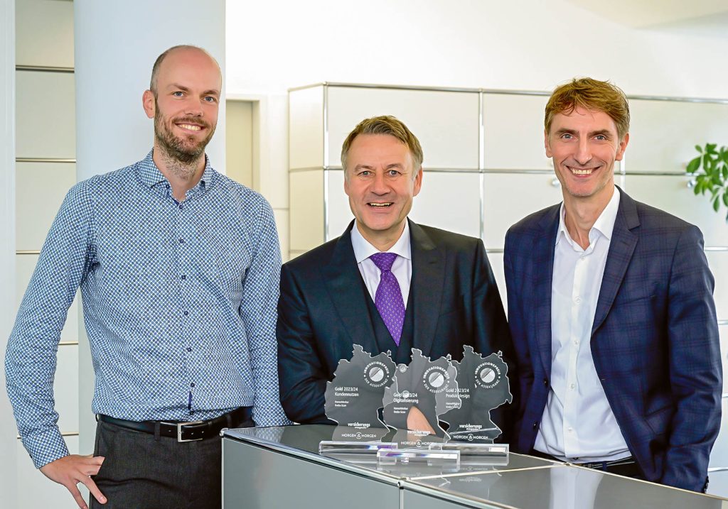 Hanse Merkur (v. l. n. r.): Dr. Kay Schicker (Versicherungsmathematiker), Eberhard Sautter (Vorstandsvorsitzender der Hanse Merkur) und Robert Raeder (Abteilungsleiter Mathematik). Quelle: Hanse Merkur